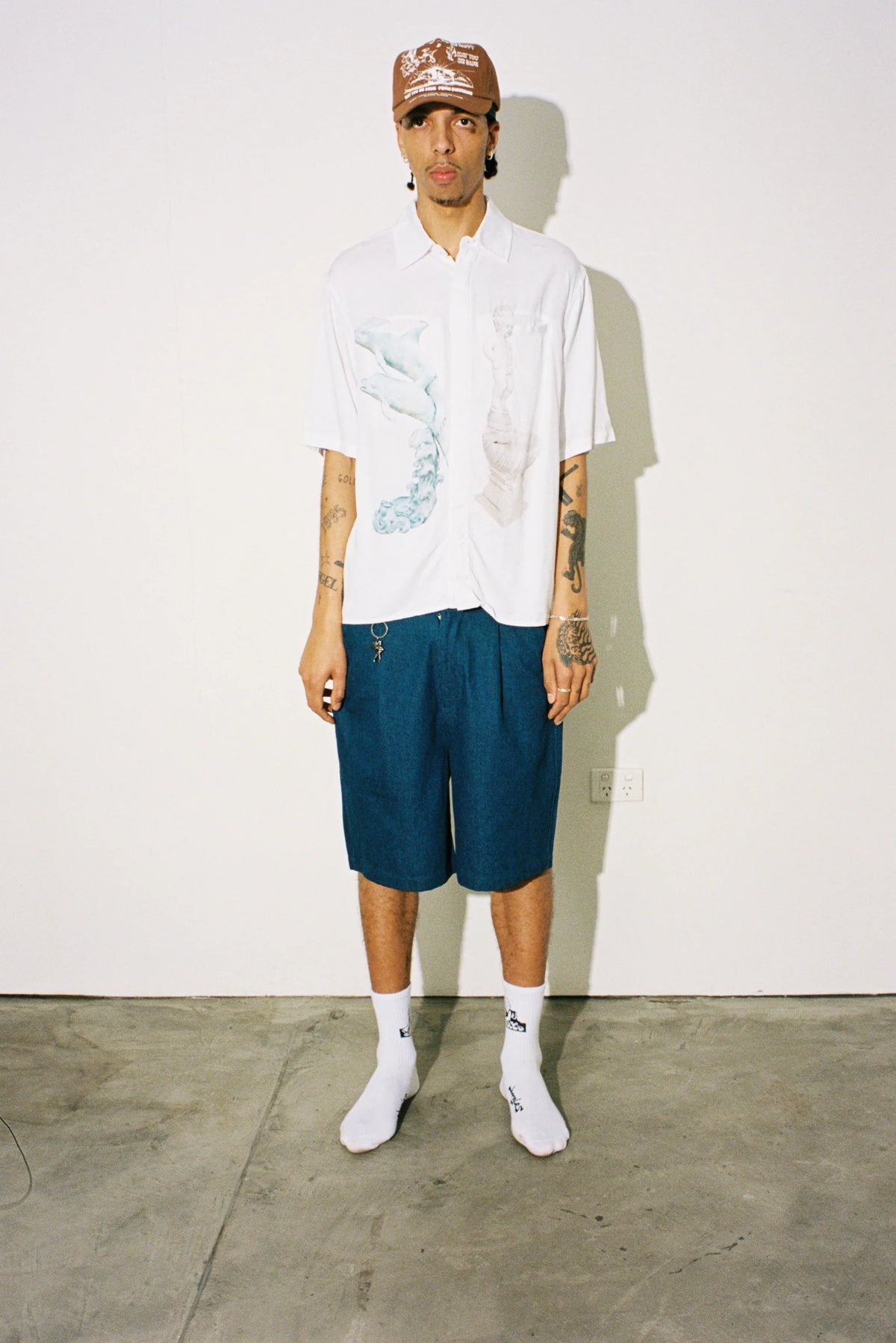 ORNAMENTS BUTTON UP