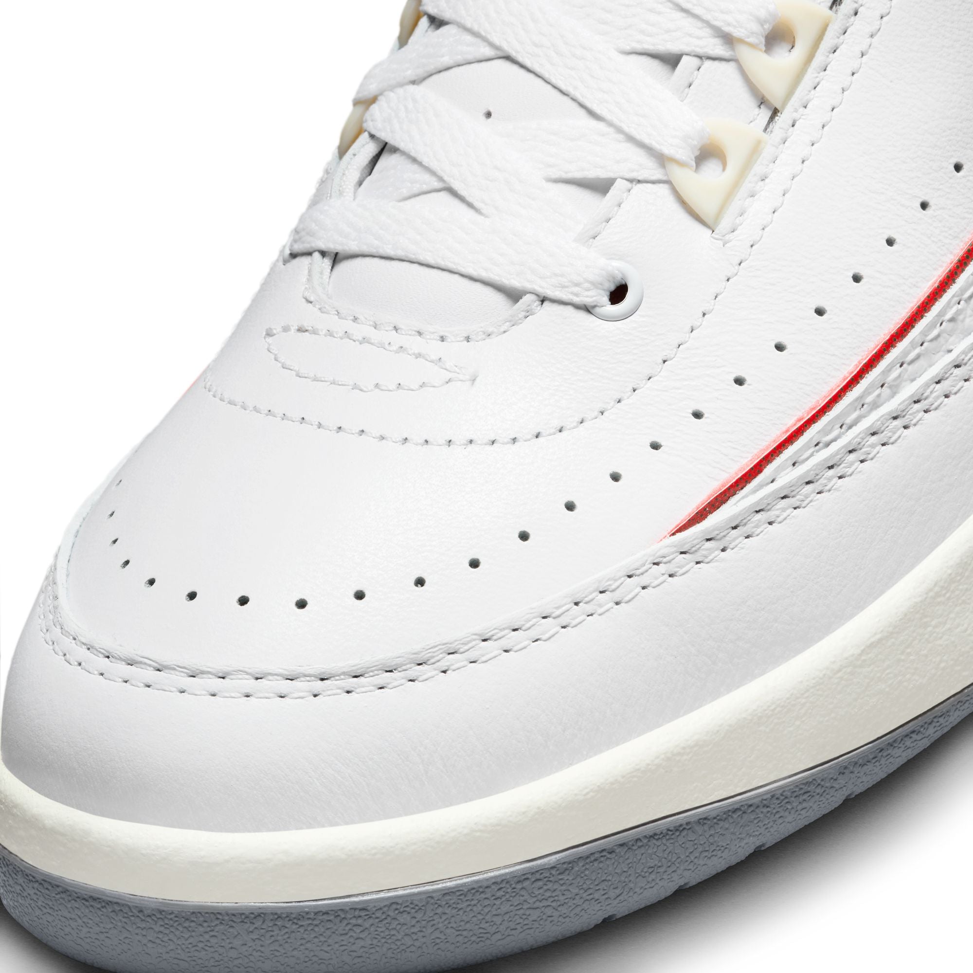 AIR JORDAN 2 RETRO - WHITE / FIRE RED DR8884-101 I MOMENTUM