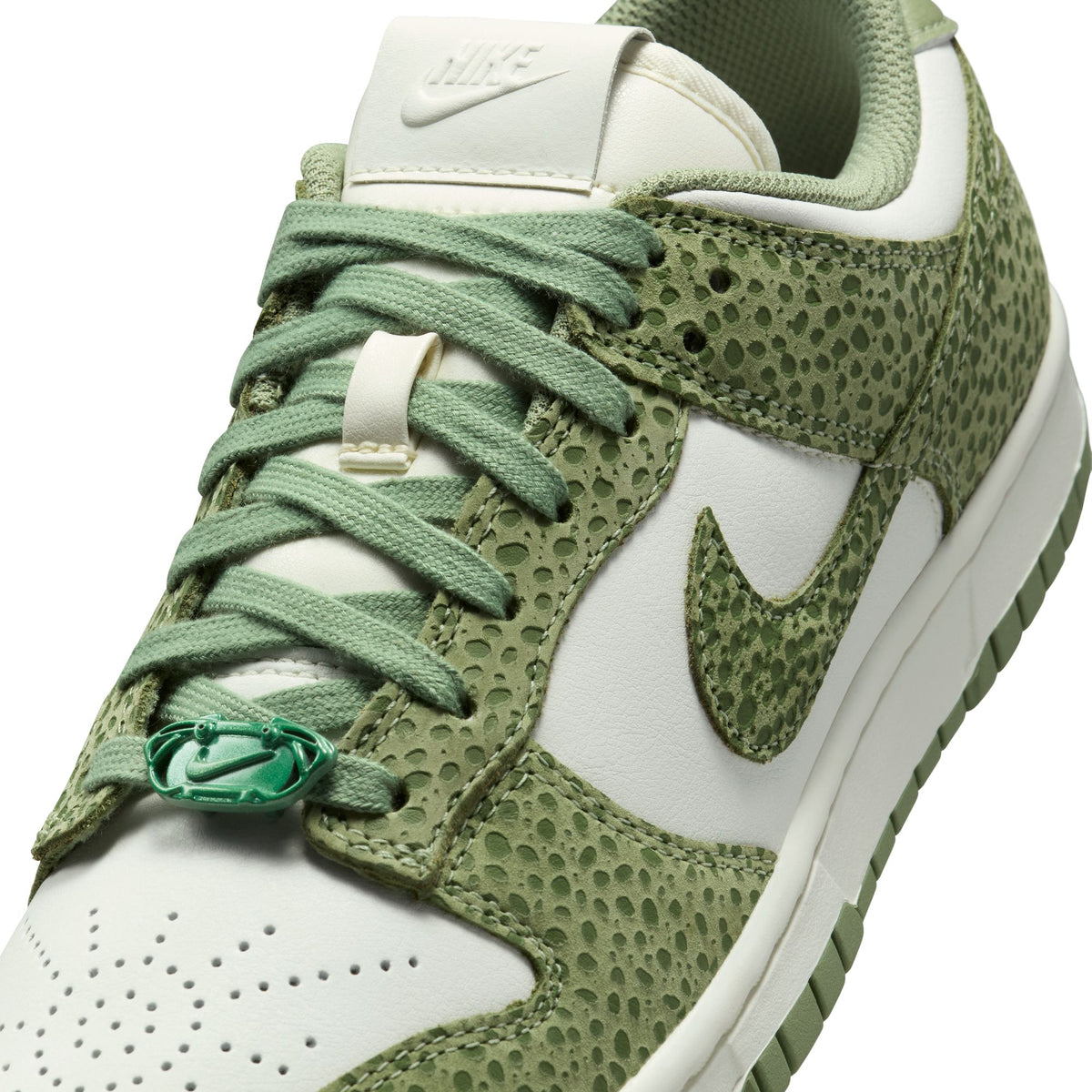 W DUNK LOW PRM - OIL GREEN/TREELINE FV6516-300 I MOMENTUM