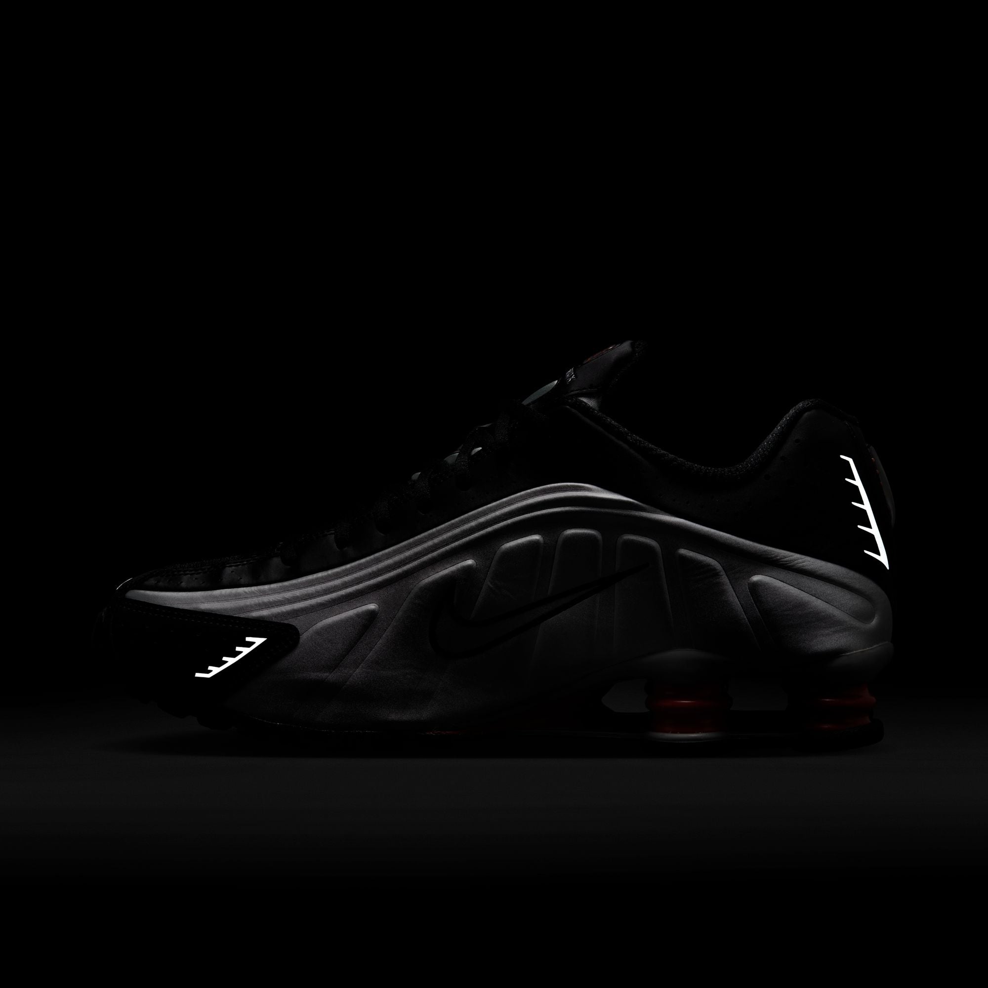 Lei【美品】Nike Shox R4 ブラック atmos NIKE SHOX R4 BLACK/BLACK-BLACK-MAX ORANGE （ナイキ