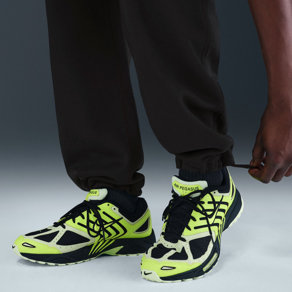 Nike Solo Swoosh Fleece Open-Hem Pants Black/White HV1090-010