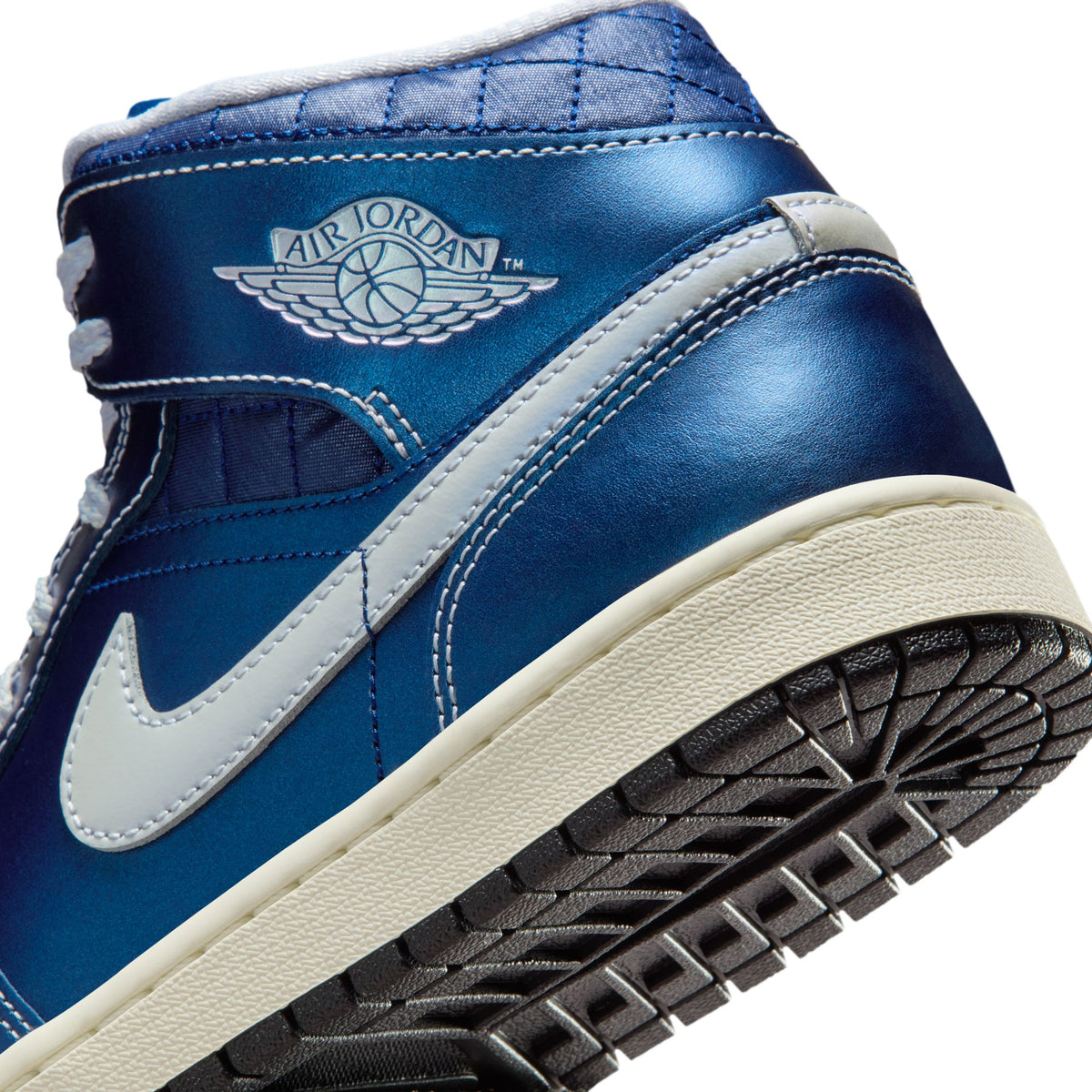 W Air Jordan 1 Mid SE Black/Ghost/Coconut Milk/Hot Lava Air Jordan 1 Mid SE IM5128-001