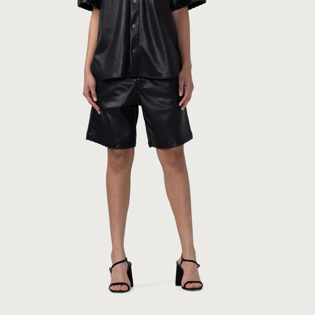 W VEGAN LEATHER SHORT - BLACK I HONOR THE GIFT - Momentum
