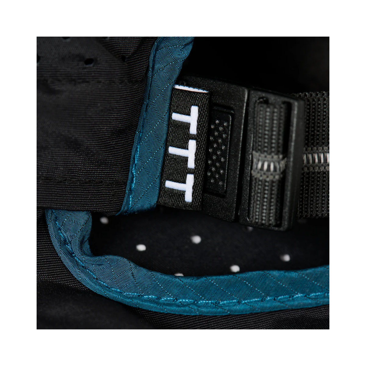 The Trilogy Tapes Neck Cape Trail Cape Blue/Black