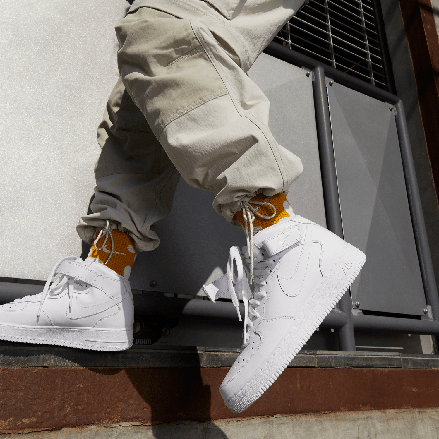 Nike air force 1 sales high top white on feet